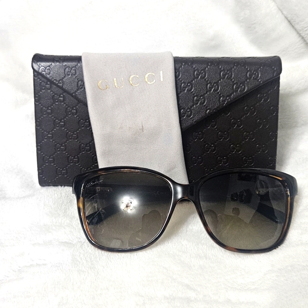 Gucci Brown Tortoise Sunglasses with Case and Cloth - Picture 3 of 10